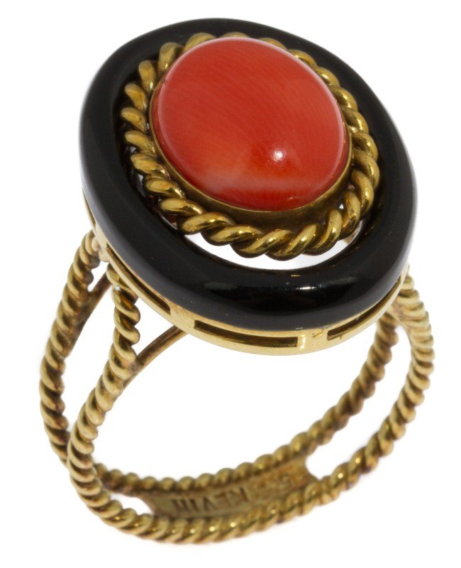 LADIES 14K GOLD & CORAL RING: LADIES 14K GOLD & CORAL RING 14K yellow gold rope style setting with oval cabochon coral. Weight: 7g Size: 7