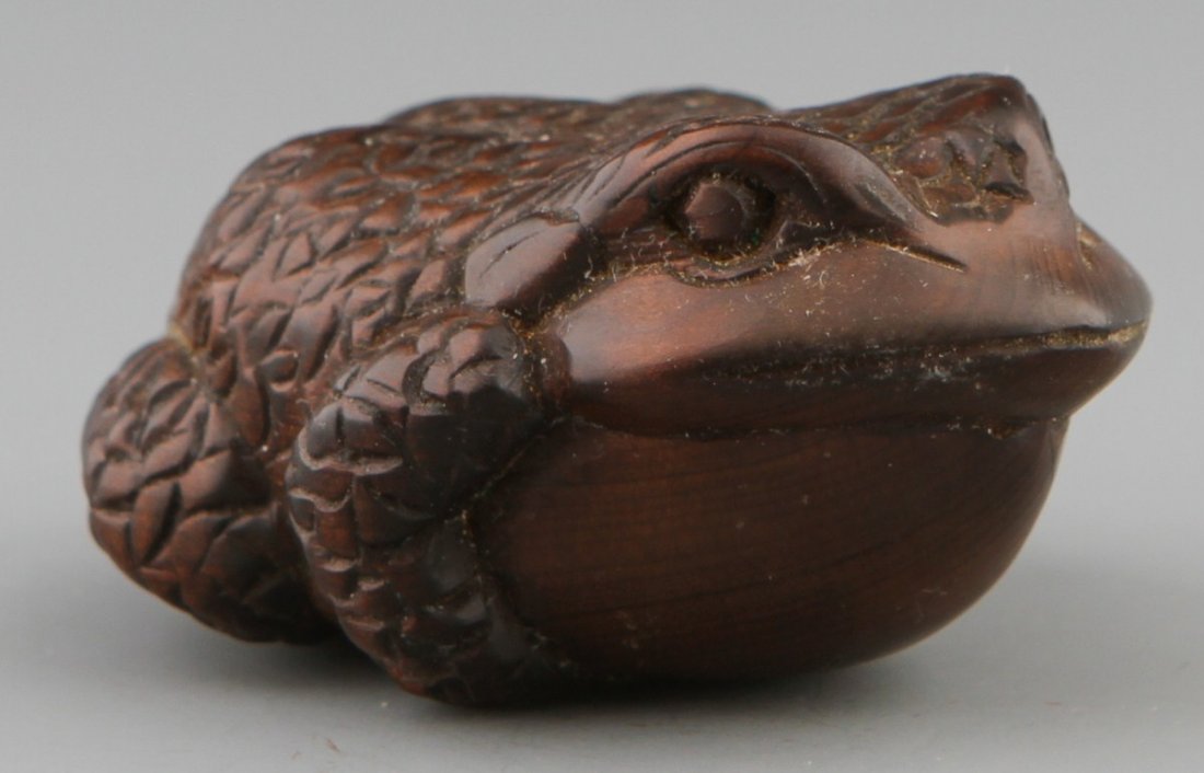 JAPANESE WOODEN NETSUKE TOAD: JAPANESE WOODEN NETSUKE TOAD Japanese wooden netsuke of toad with great detail to skin. Size: 2 1/2"