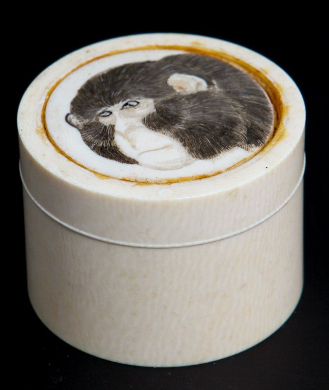 IVORY PILL BOX MONOCHROMATIC MONKEY: IVORY PILL BOX MONOCHROMATIC MONKEY Small ivory pill/trinket box featuring a monkey on the lid. Overall good condition with small chip to lid. No signature. Size: 1.25 x 2" Weight: 45.4g
