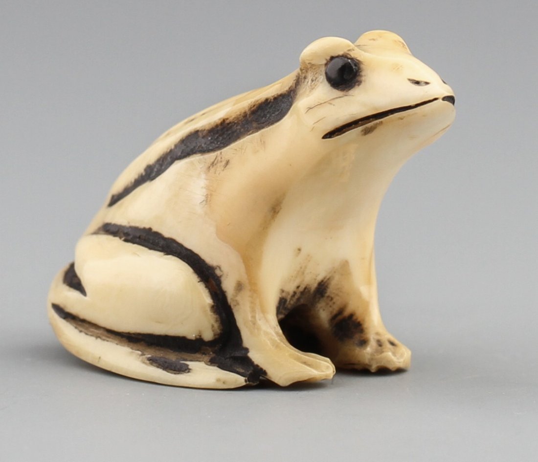 nJAPANESE CARVED IVORY NETSUKE FROG: nJAPANESE CARVED IVORY NETSUKE FROG Japanese carved ivory netsuke figure of a frog. Signature on bottom. Size: 1.25 x 1.5 x 1" Weight: 14.1g
