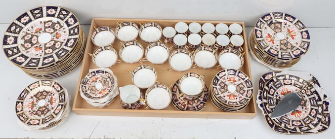 ROYAL CROWN DERBY TRADITIONAL IMARI DINNER SERVICE