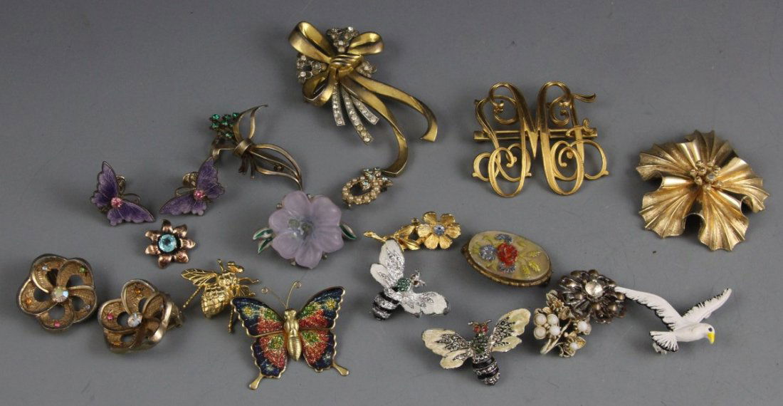 MIXED LOT OF GOLD TONE COSTUME BROOCHES: MIXED LOT OF GOLD TONE COSTUME BROOCHES Lot of gold tone costume brooches made by Coro, Kramer, and more.