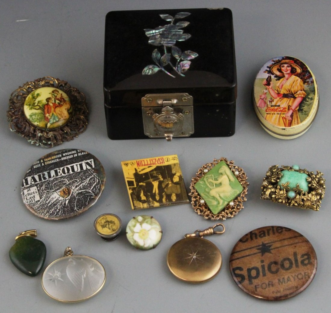 VINTAGE PINS AND TRINKET BOX: VINTAGE PINS AND TRINKET BOX Lot of vintage trinkets, including several pins, a few brooches and one black enamel trinket box.