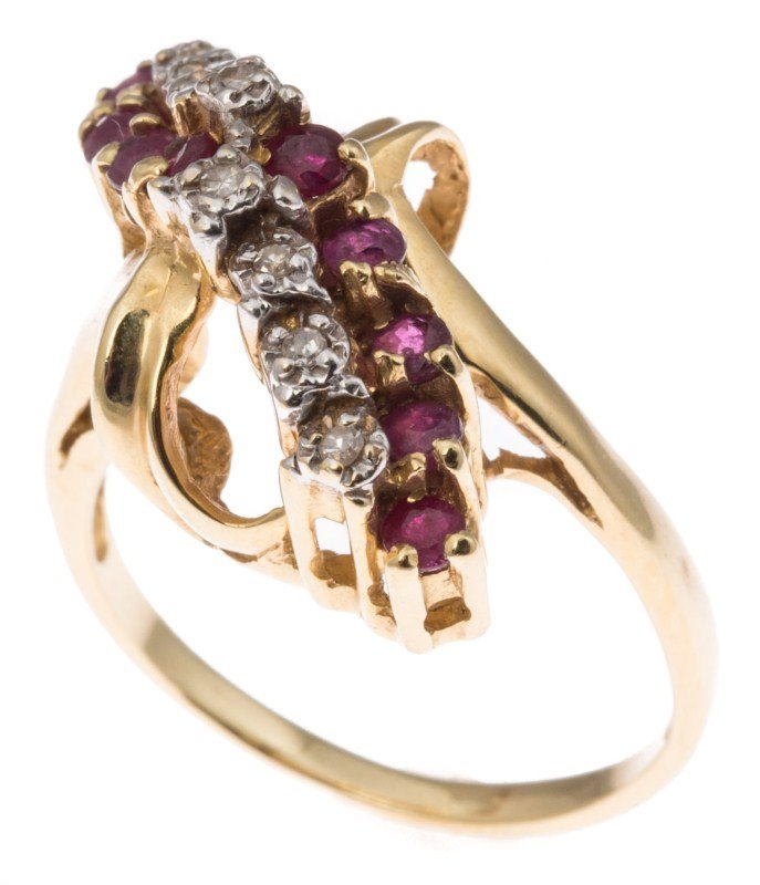 LADIES 14K YELLOW GOLD DIAMOND & RUBY FASHION RING: LADIES 14K YELLOW GOLD DIAMOND & RUBY FASHION RING Ladies 14K yellow gold ruby and diamond fashion ring. Ten round rubies and eight round diamonds in two diagonal rows. Weight: 7g Size: 8