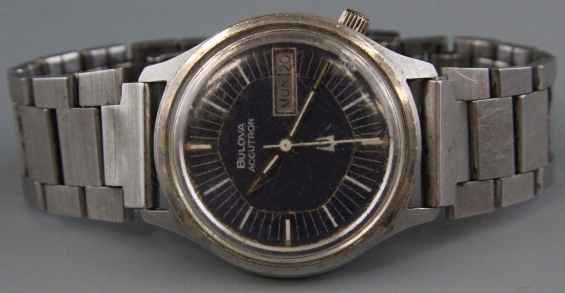 MEN'S BULOVA ACCUTRON 1977 WRIST WATCH: MEN'S BULOVA ACCUTRON 1977 WRIST WATCH 1977 Men's Bulova Accutron watch with stainless steel band; Case #143773, significant wear to cover, moderate wear to band. Battery tested, working, but not guar