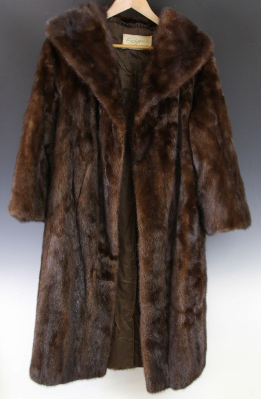 BROWN RANCH MINK FULL LENGTH COAT: BROWN RANCH MINK FULL LENGTH COAT Hand Tailored Furs sold at "Pickets" Chattanooga embroidered Phyllis Tessmann. Size: 20" Bust, 42" Length, 22" Shoulder-Cuff
