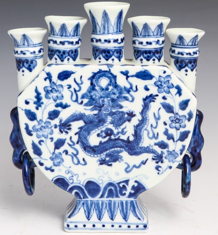 QIANLONG BLUE AND WHITE PORCELAIN TULIP VASE