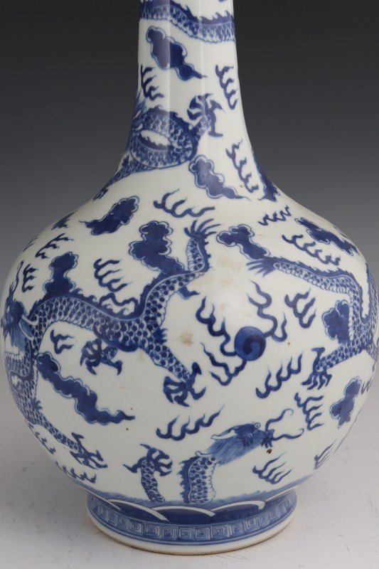 CHINESE QING DYNASTY BLUE & WHITE BULBOUS VASE - 2