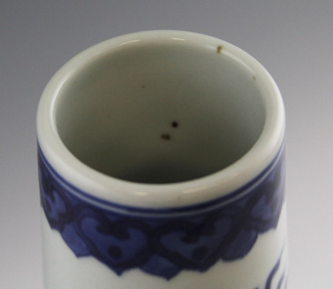CHINESE QING DYNASTY BLUE & WHITE BULBOUS VASE - 5