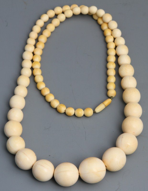 LADIES GRADUATED IVORY BEAD NECKLACE