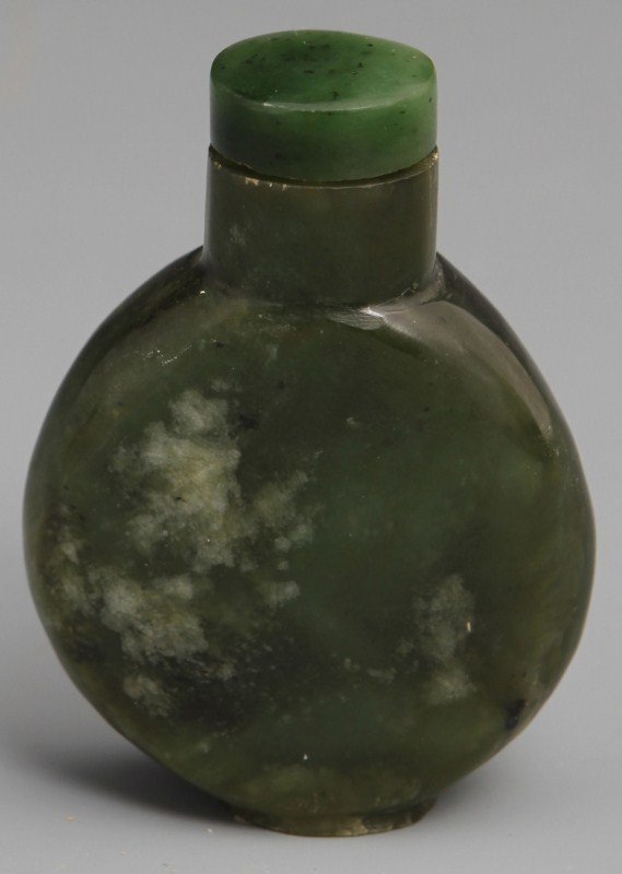 CHINESE SPINACH JADE SNUFF BOTTLE