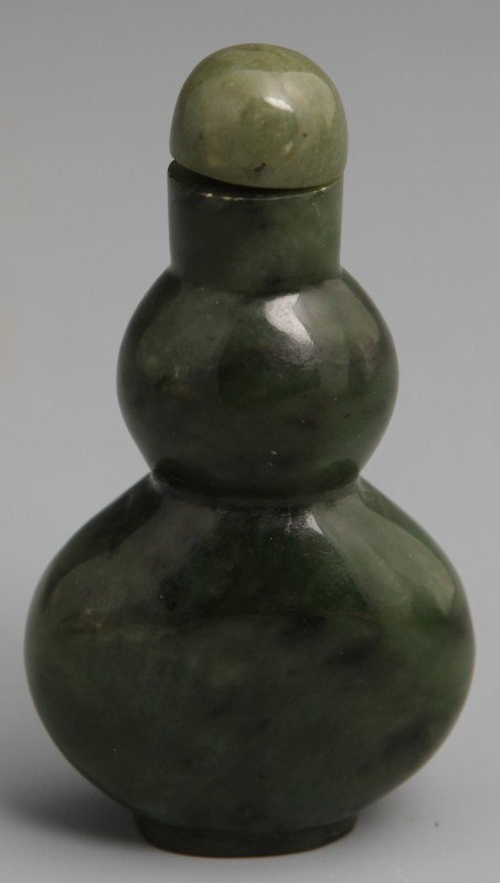 CHINESE SPINACH JADE SNUFF BOTTLE