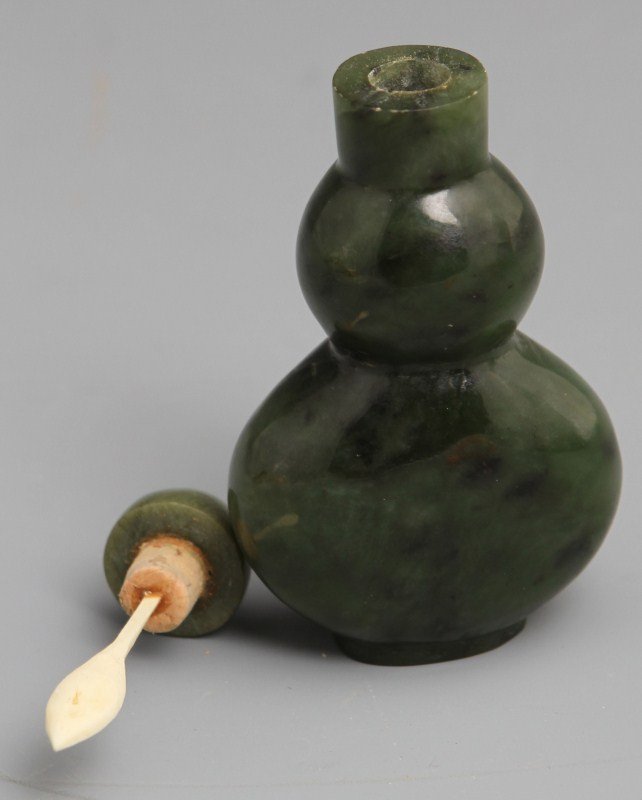 CHINESE SPINACH JADE SNUFF BOTTLE - 2