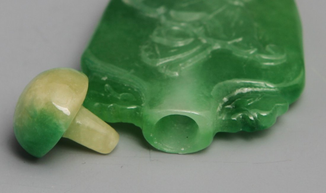 PAIR OF EMERALD GREEN JADE CHINESE SNUFF BOTTLES - 3