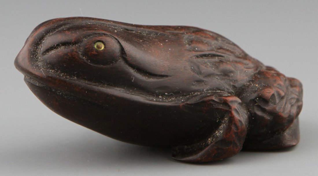 CARVED WOODEN NETSUKE OF A FROG SIGNED