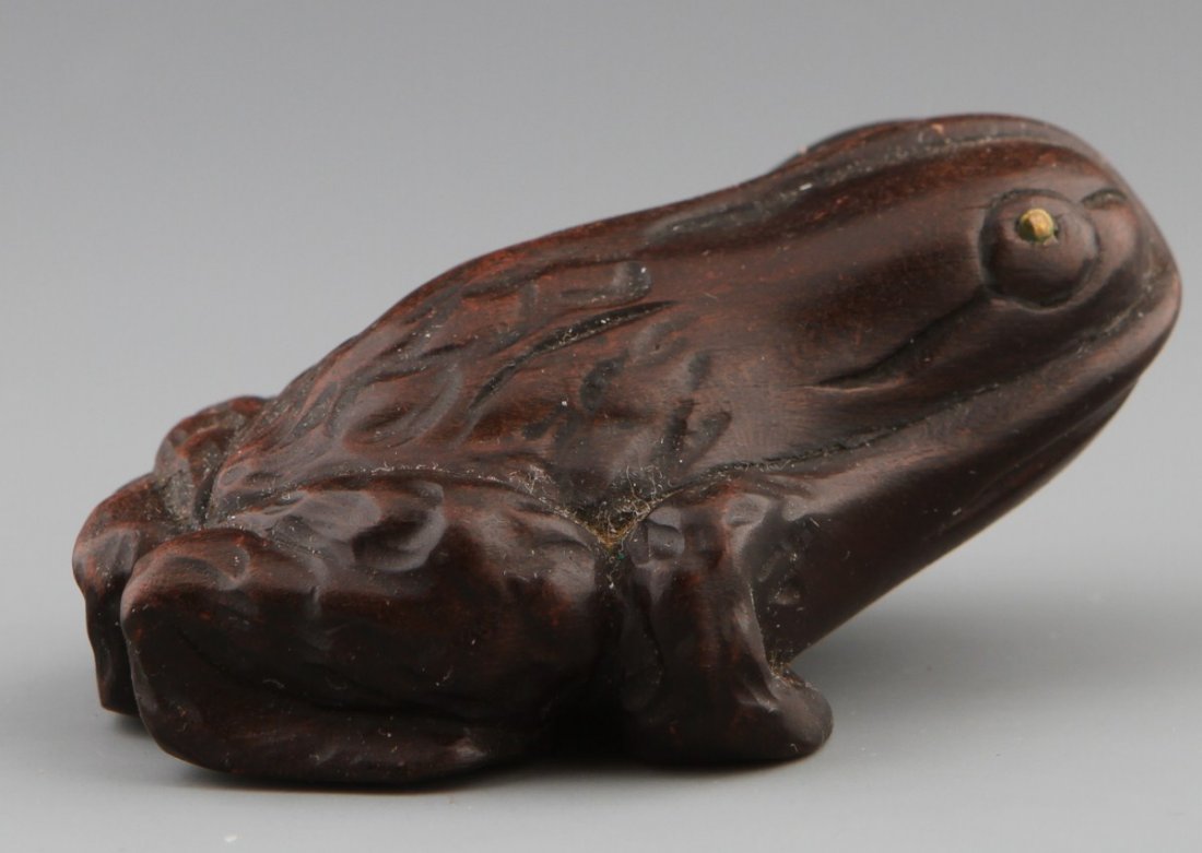 CARVED WOODEN NETSUKE OF A FROG SIGNED - 2