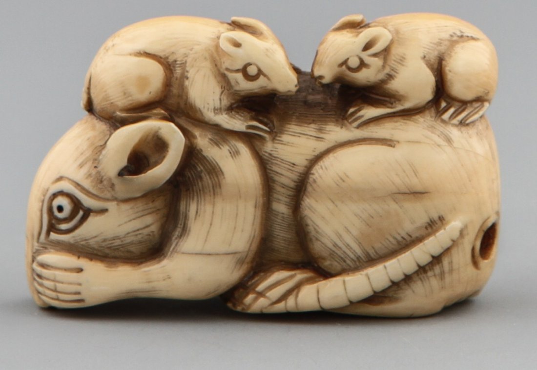 CARVED IVORY NETSUKE OF MOTHER RAT WITH TWO BABIES - 2