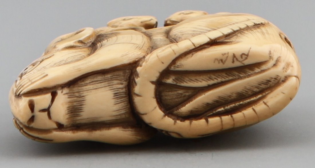 CARVED IVORY NETSUKE OF MOTHER RAT WITH TWO BABIES - 3