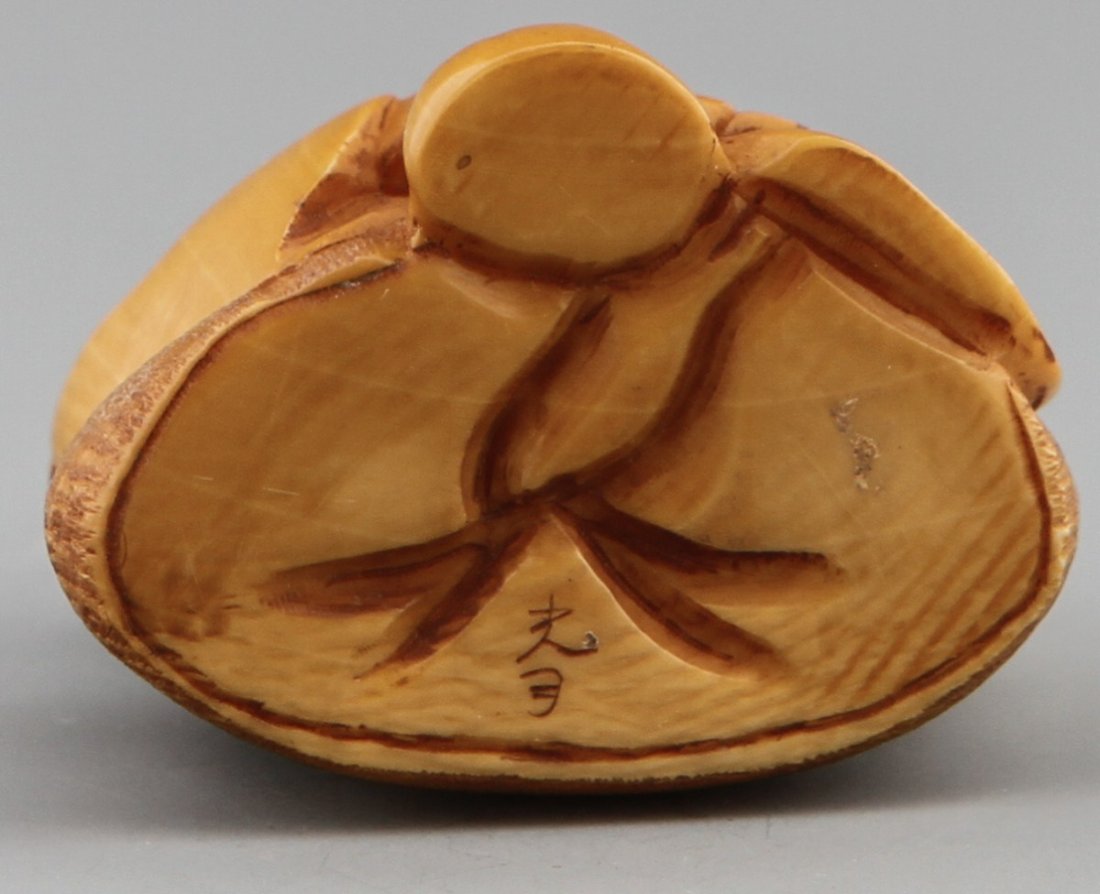 JAPANESE CARVED IVORY NETSUKE SCHOLAR SIGNED - 3