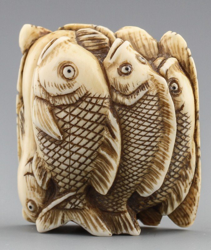JAPANESE CARVED IVORY NETSUKE GROUP OF FISH SIGNED