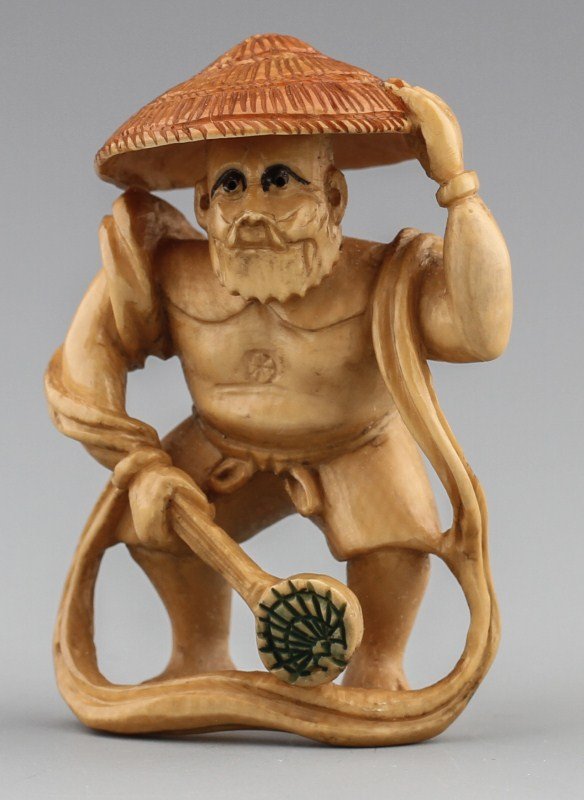 JAPANESE CARVED IVORY NETSUKE FUJIN: JAPANESE CARVED IVORY NETSUKE FUJIN Japanese carved ivory netsuke figure of Fujin wearing rice hat with bag of wind, carrying a den-den daiko. Signature on bottom. Size: 1.5 x 2 x .75" Weight: 18.3g