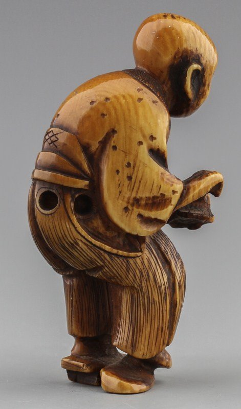 JAPANESE CARVED IVORY NETSUKE MAN WITH SHOE - 2