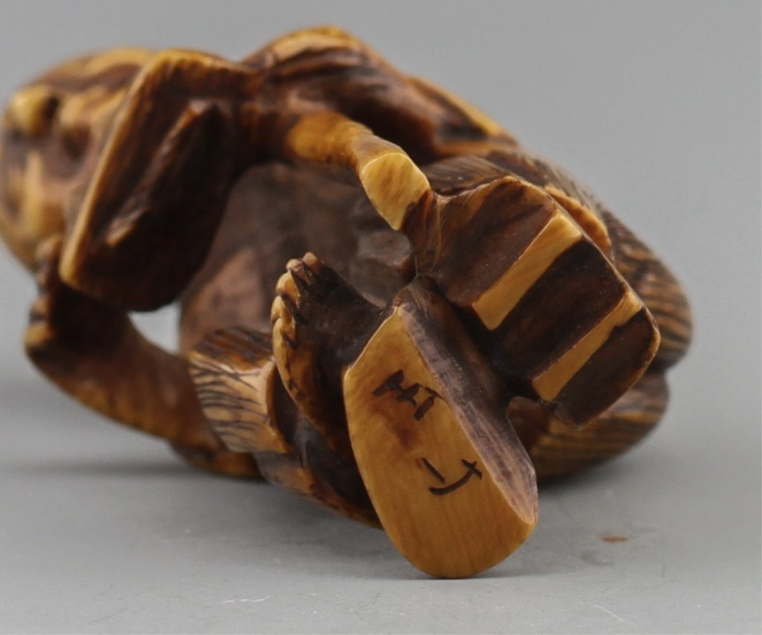 JAPANESE CARVED IVORY NETSUKE MAN WITH SHOE - 3