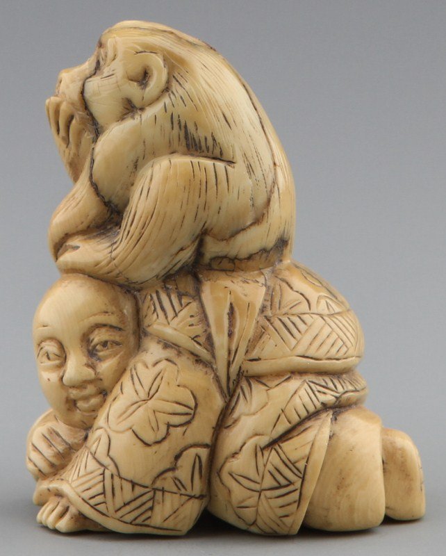 JAPANESE CARVED IVORY NETSUKE OF MAN AND MONKEY - 2
