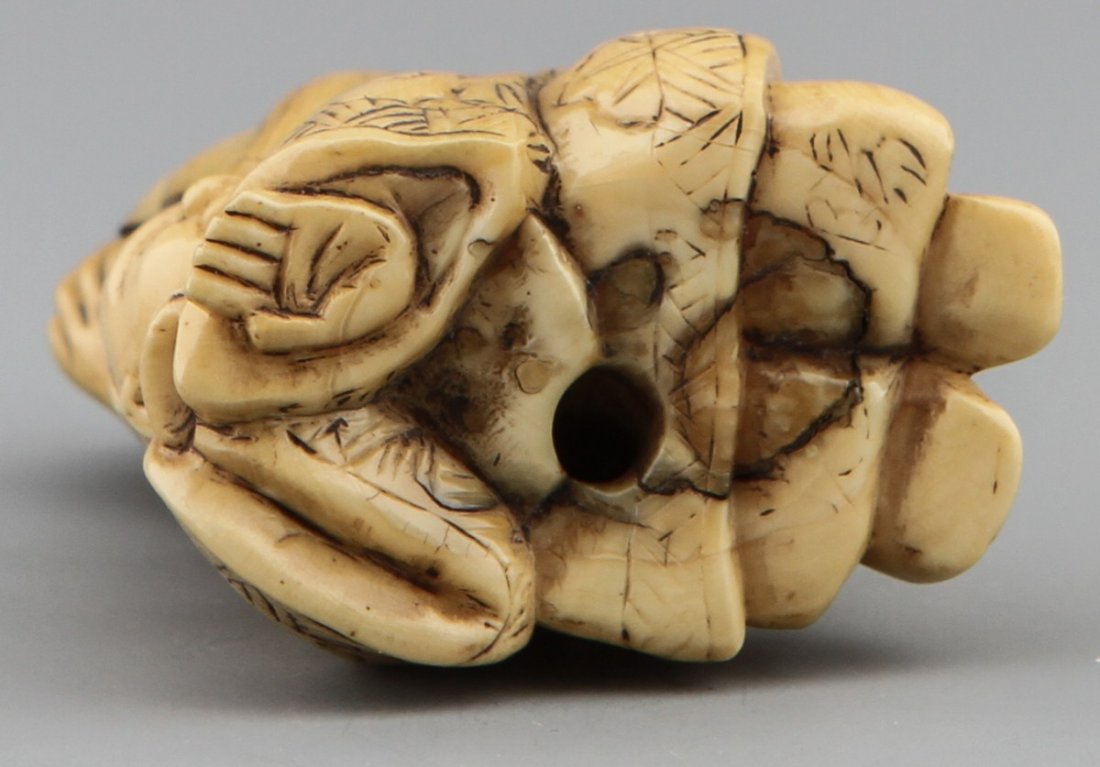 JAPANESE CARVED IVORY NETSUKE OF MAN AND MONKEY - 3