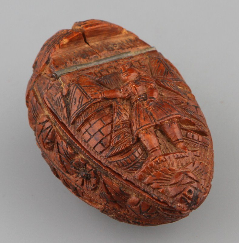 SMALL CARVED ASIAN NUT TRINKET BOX