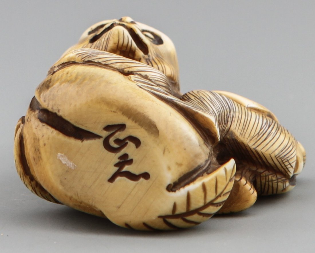 JAPANESE CARVED IVORY NETSUKE MONKEY IN CLOTHES - 3