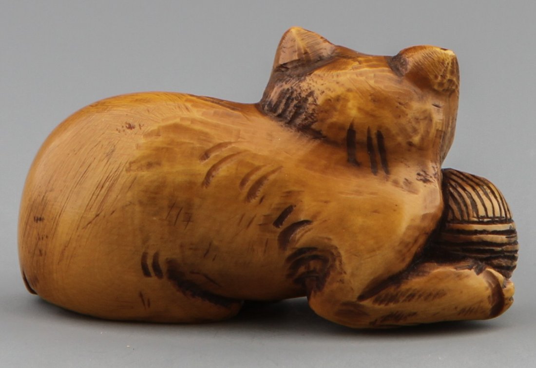 JAPANESE CARVED IVORY NETSUKE FELINE AND YARN - 2