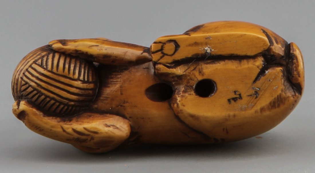 JAPANESE CARVED IVORY NETSUKE FELINE AND YARN - 3