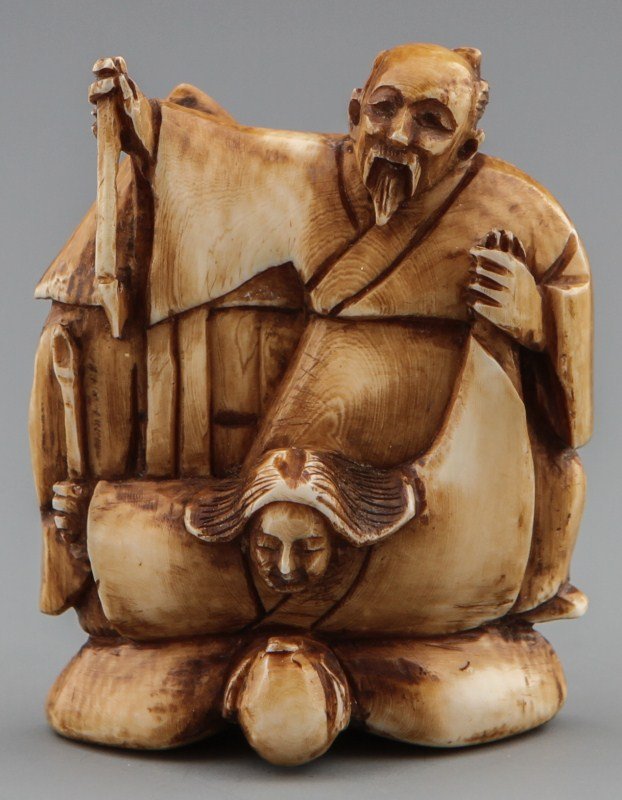 JAPANESE CARVED IVORY NETSUKE OF BALANCING MEN: JAPANESE CARVED IVORY NETSUKE OF BALANCING MEN Japanese carved ivory netsuke of 4 men balancing on each other. Size: 1.75 x 1.75" Weight: 32g