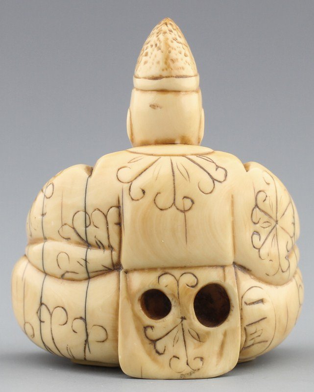 JAPANESE CARVED IVORY NETSUKE OF A SITTING MONK - 2
