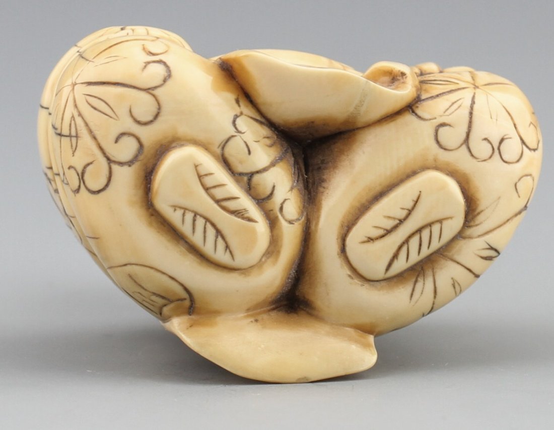JAPANESE CARVED IVORY NETSUKE OF A SITTING MONK - 3