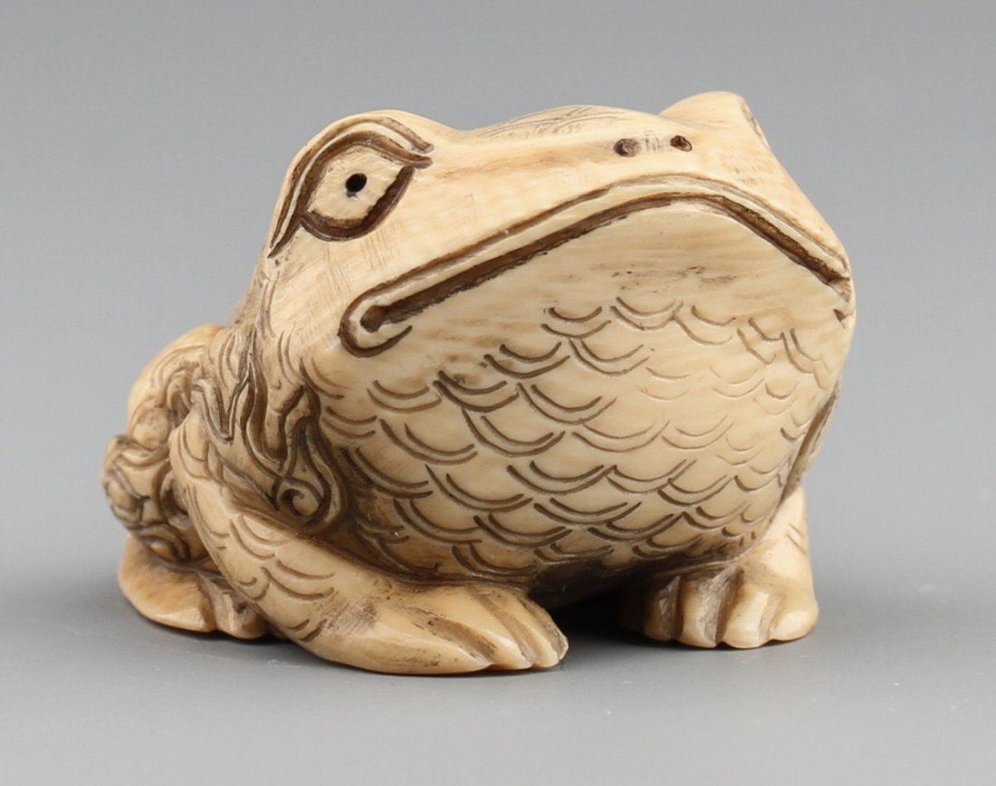 JAPANESE CARVED IVORY NETSUKE FROG: JAPANESE CARVED IVORY NETSUKE FROG Japanese carved ivory netsuke figure of a frog. Signed. Size: 1.5 x 1 x 1.25" Weight: 22g