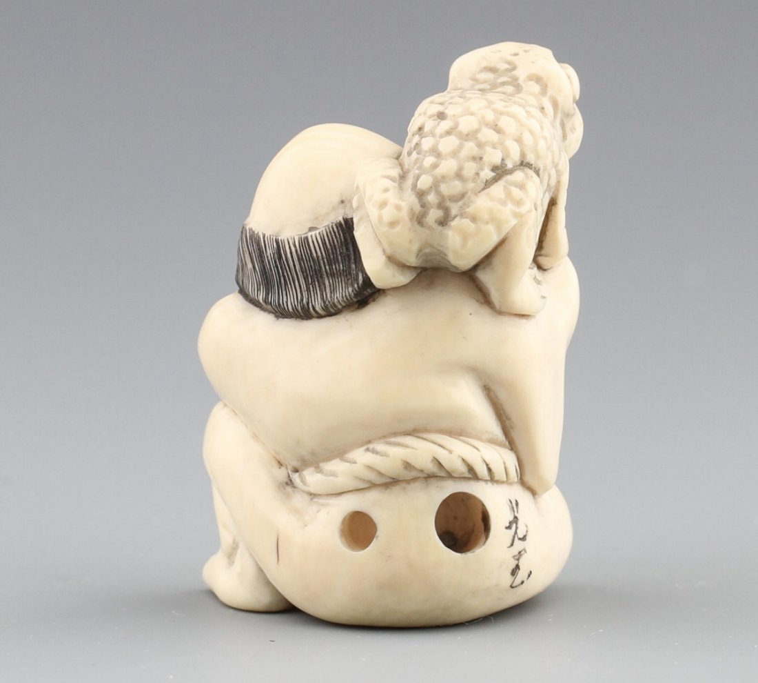 JAPANESE CARVED IVORY NETSUKE ELDER WITH FROG - 2