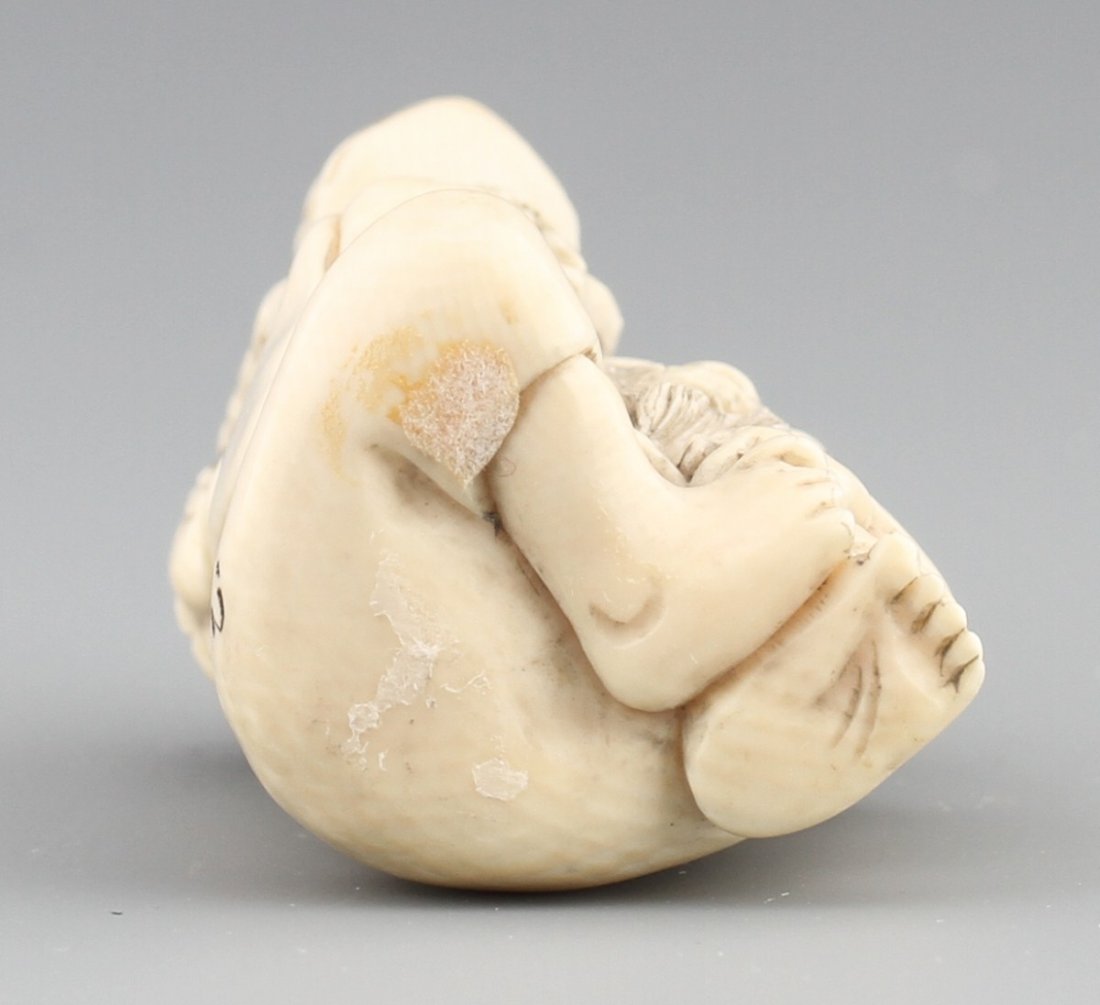 JAPANESE CARVED IVORY NETSUKE ELDER WITH FROG - 3