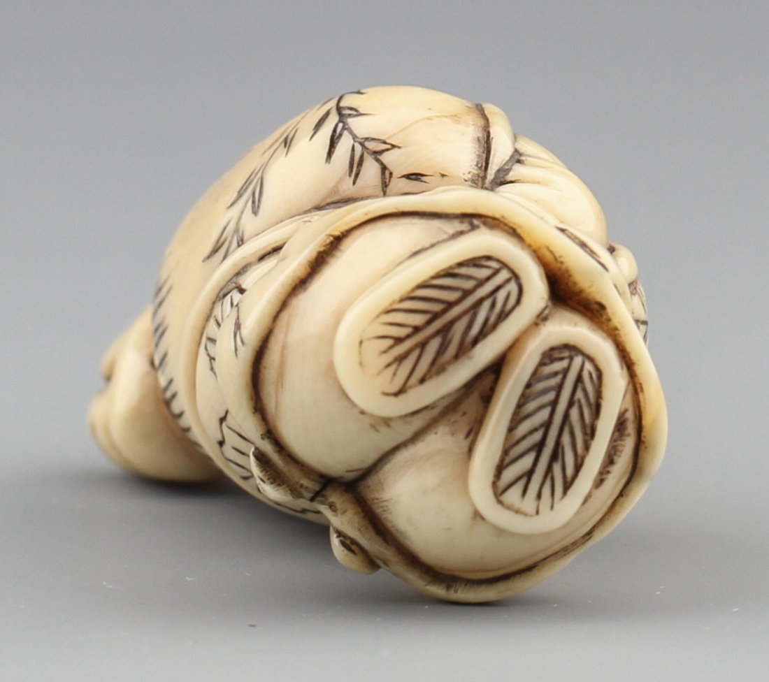 JAPANESE CARVED IVORY NETSUKE SAMURAI WITH SWORD - 3