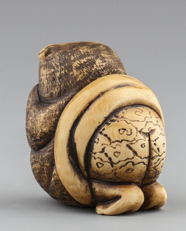 JAPANESE CARVED IVORY NETSUKE WOMAN AND BLANKET - 2