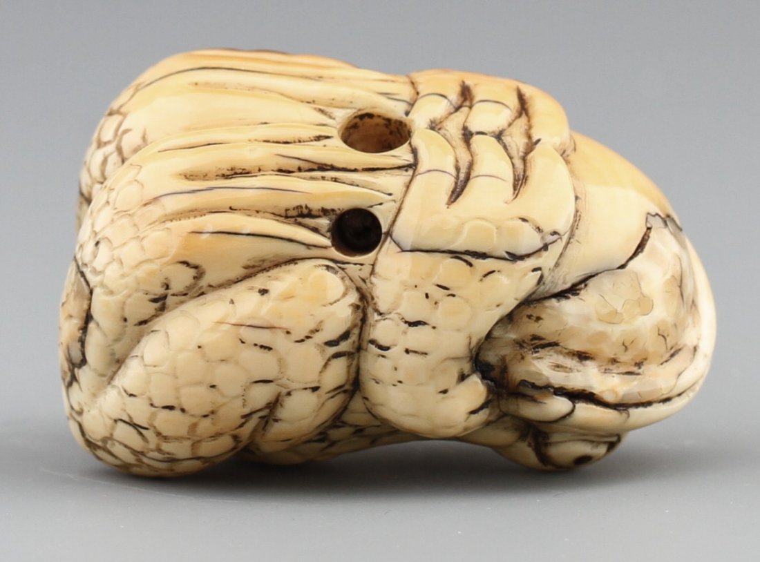 JAPANESE CARVED IVORY NETSUKE TOAD - 3