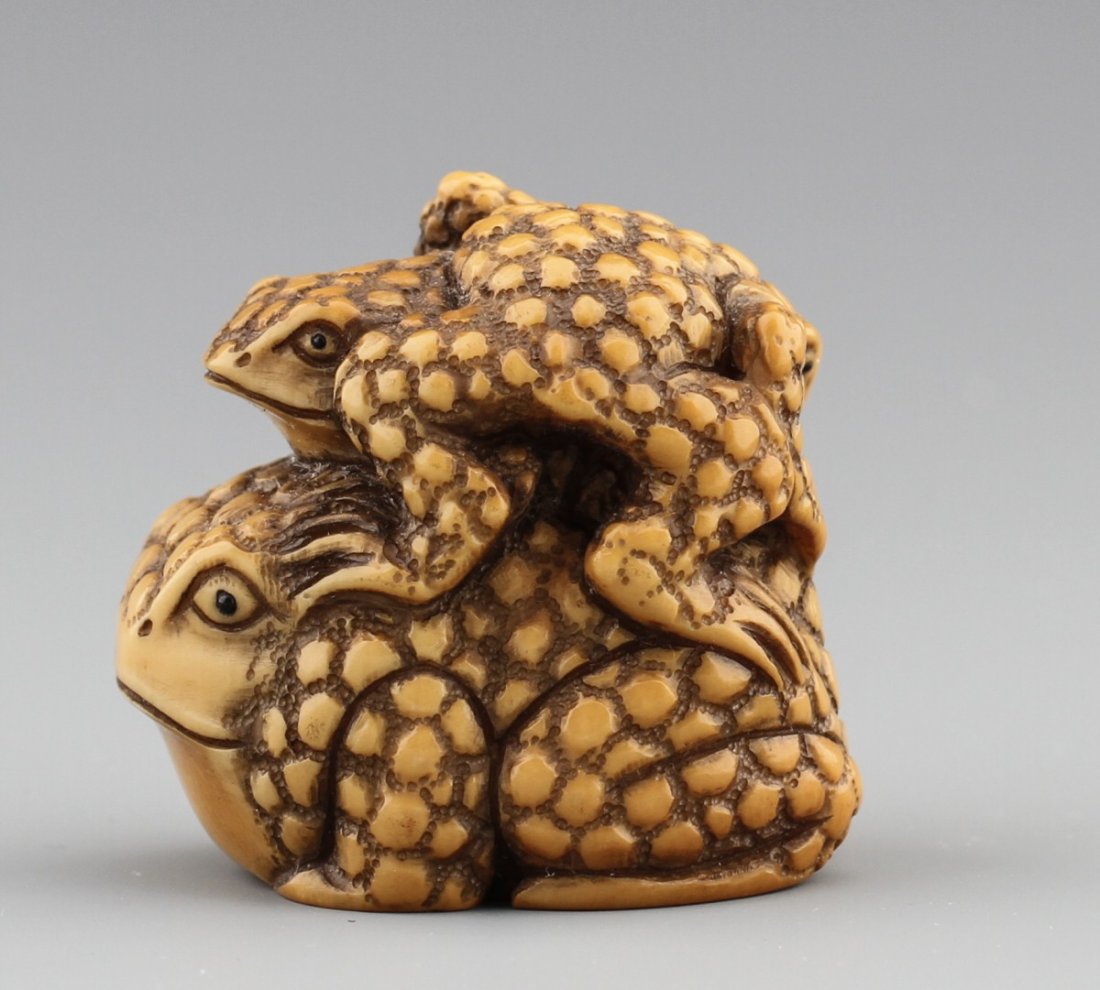 JAPANESE CARVED IVORY NETSUKE THREE TOADS - 2