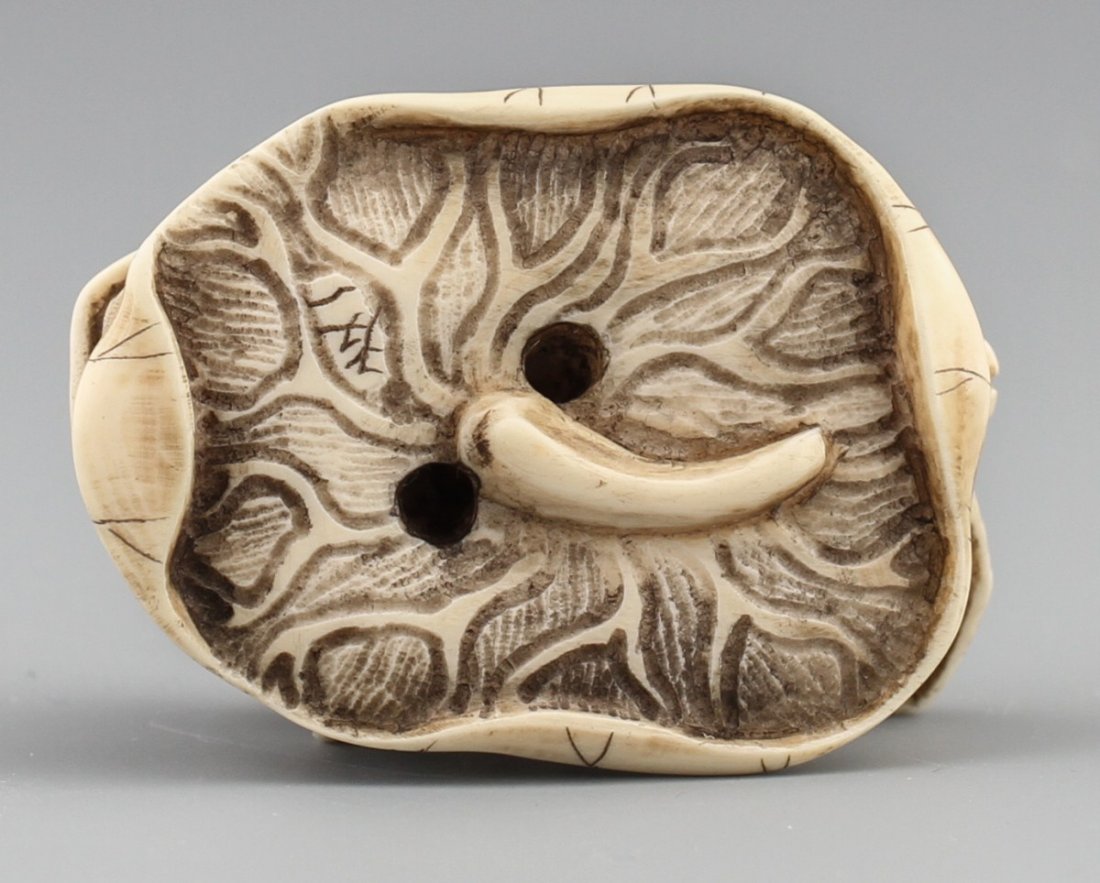 JAPANESE CARVED IVORY NETSUKE THREE TOADS - 3