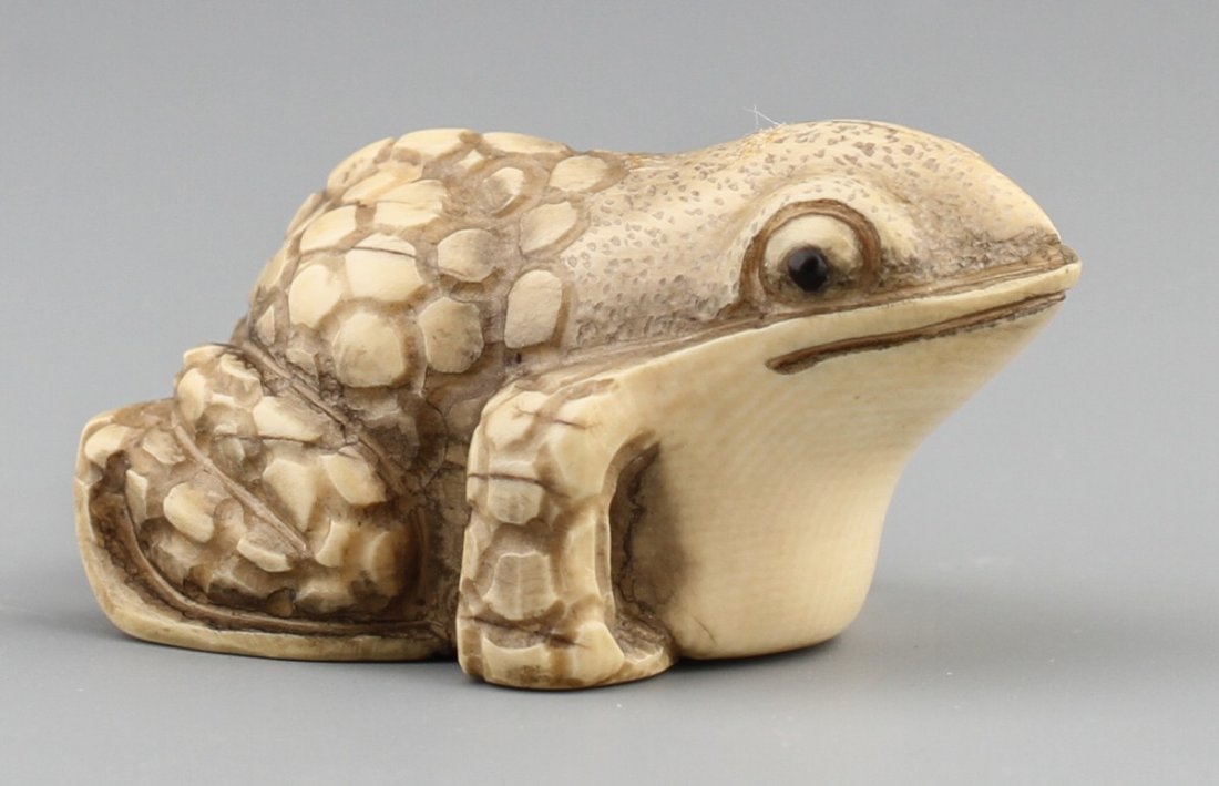 JAPANESE CARVED IVORY NETSUKE FROG