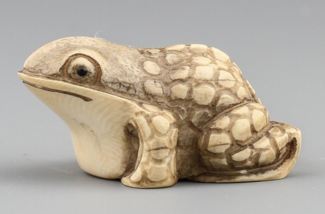 JAPANESE CARVED IVORY NETSUKE FROG - 2