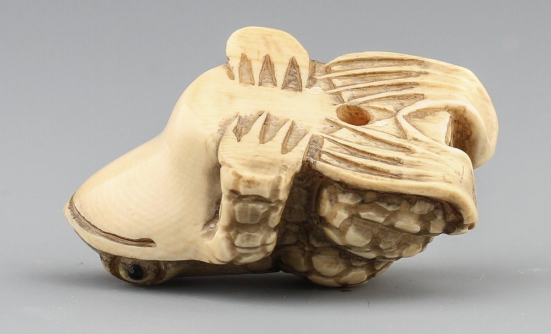 JAPANESE CARVED IVORY NETSUKE FROG - 3