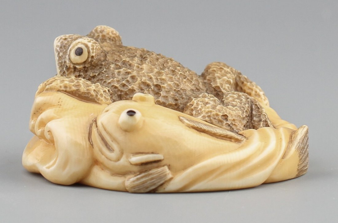 JAPANESE CARVED IVORY NETSUKE TOAD & FISH - 2