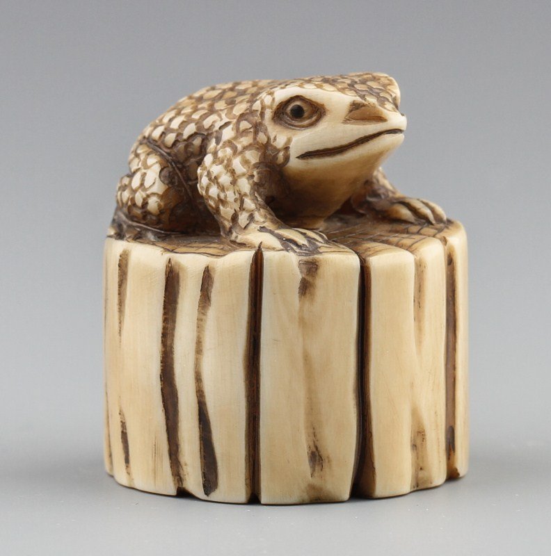 JAPANESE CARVED IVORY NETSUKE TOAD ON A LOG
