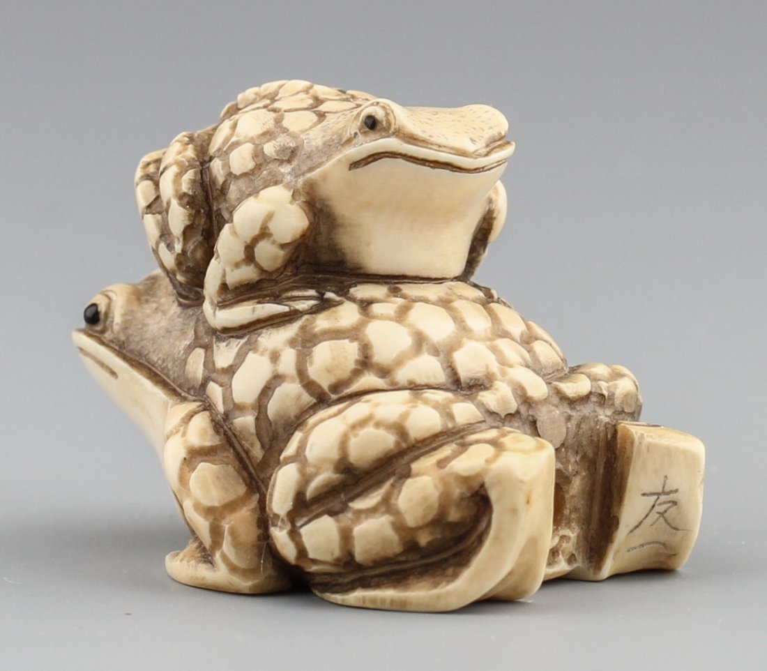 JAPANESE CARVED IVORY NETSUKE TWO FROGS - 2